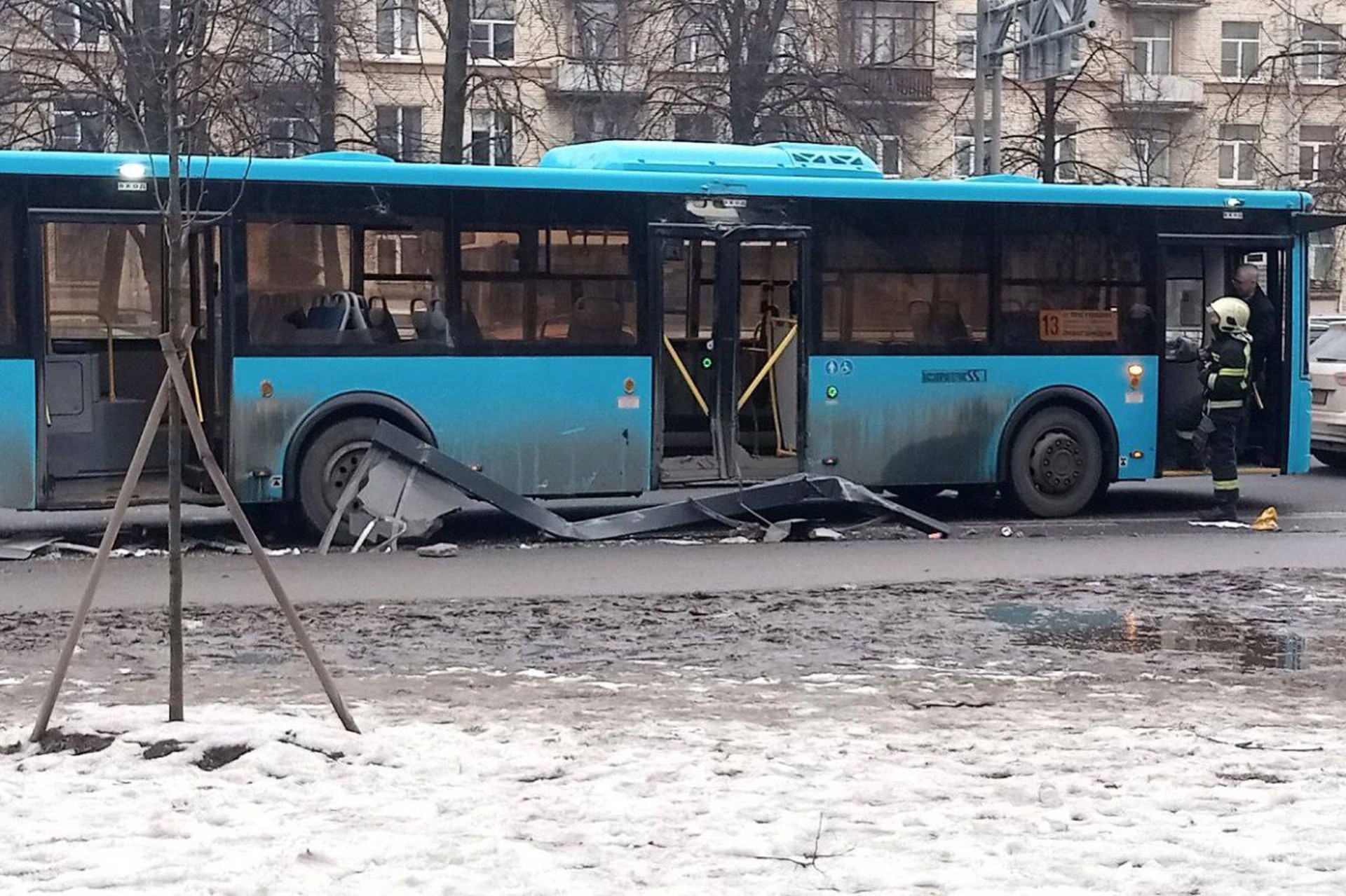 В Петербурге автобус влетел в остановку, один человек погиб