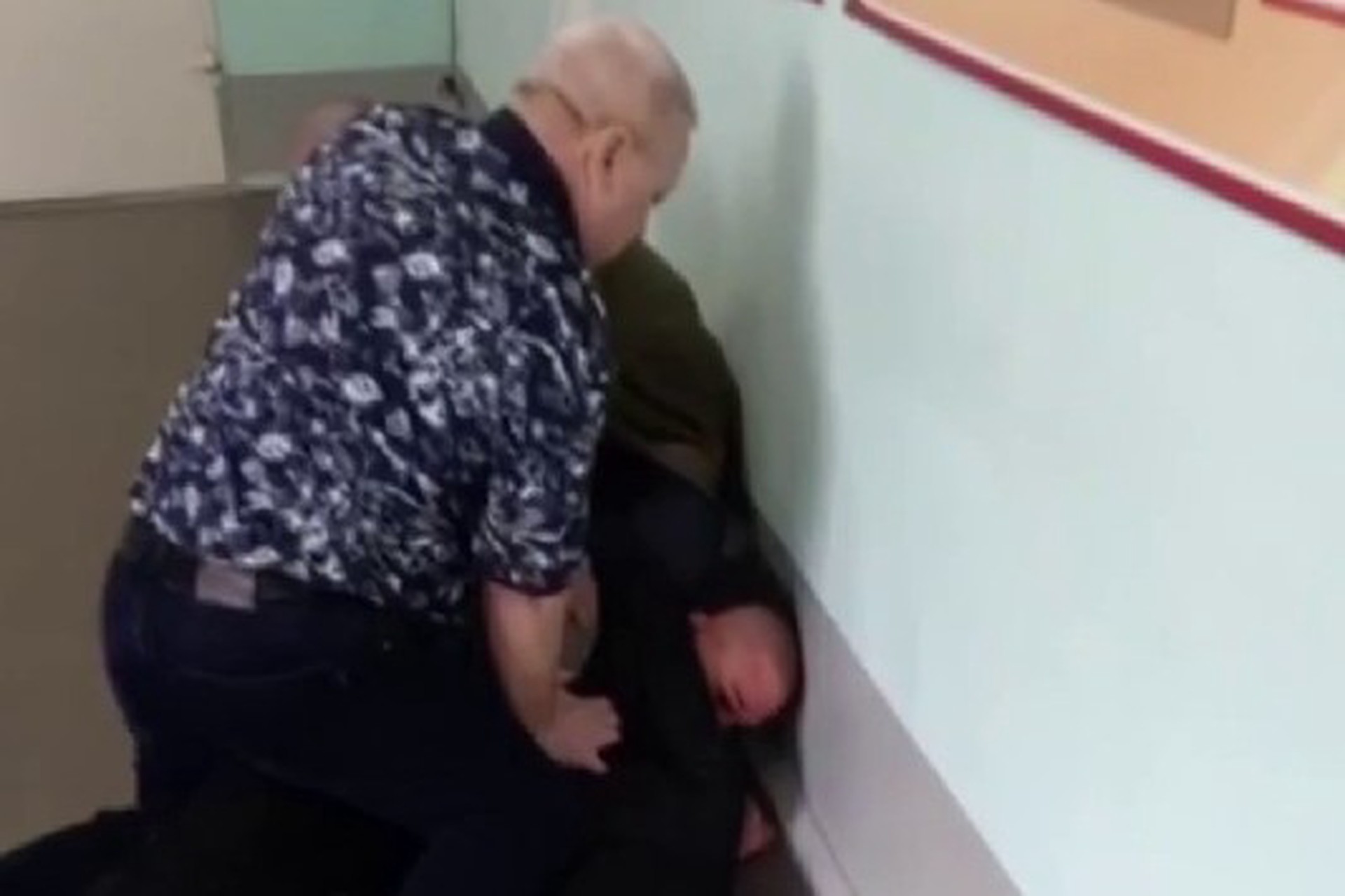 Учителя и девятиклассник задержали ворвавшегося в школу неадекватного мужчину