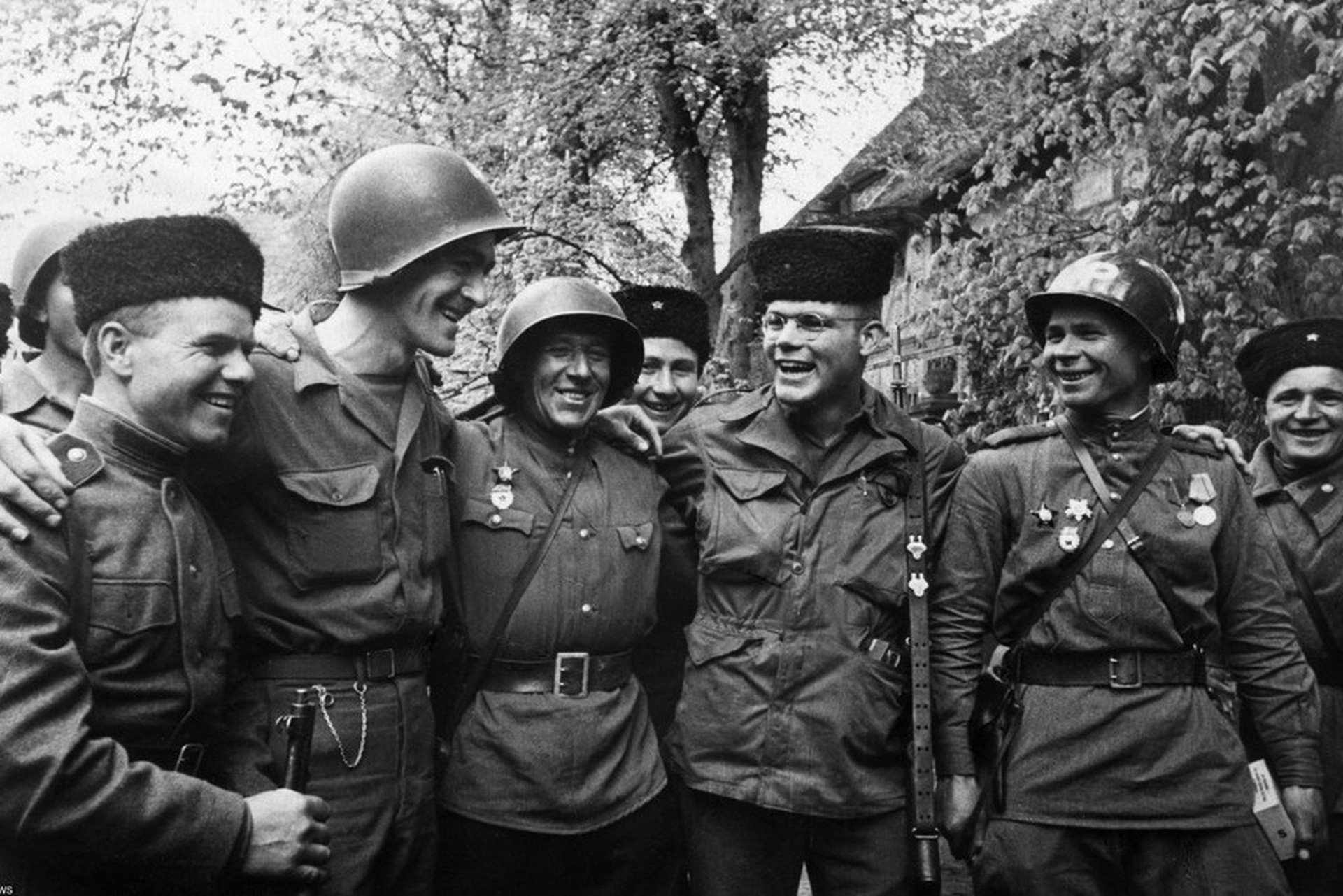 На берег – с «катюшей»: поможет ли «дух Эльбы» победить новый рейх глобалистов
